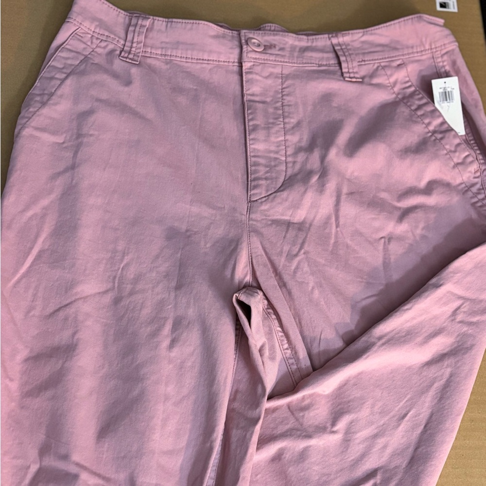 Old Navy NWT Ladies chino,Size Large, dusty pink.Needs ironing, I’m too lazy